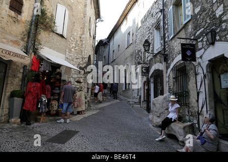 Blick entlang der schmalen Straße Rue Grande, einer der Hauptstraßen von St Paul de Vence Provence Alpes Maritimes Südfrankreich Stockfoto