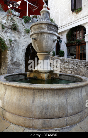 berühmten Brunnen auf la Rue Grande stammt aus dem Jahre 1850 St Paul de Vence Provence Alpes Maritimes Südfrankreich Stockfoto