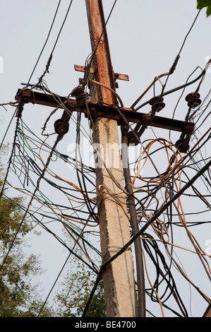 Strom Pylon und die Kabel in einer indischen Straße. Andhra Pradesh, Indien Stockfoto