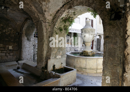 berühmten Brunnen auf la Rue Grande stammt aus dem Jahre 1850 St Paul de Vence Provence Alpes Maritimes Südfrankreich Stockfoto