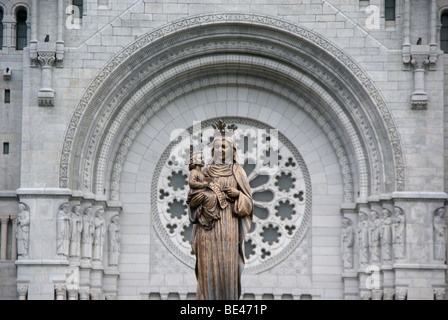 Basilika Ste-Anne-de-Beaupré, Basilika, die entlang dem Sankt-Lorenz-Strom in Quebec Stockfoto