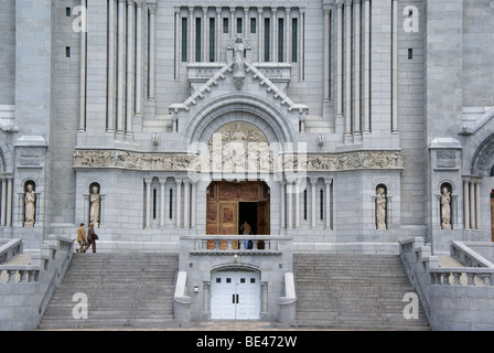 Eintritt in die Basilika Ste-Anne-de-Beaupré, Basilika, die entlang dem Sankt-Lorenz-Strom in Quebec Stockfoto