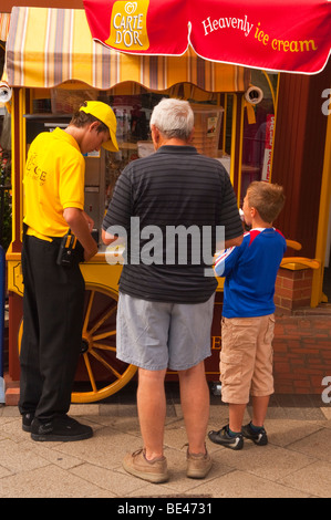 Eine Carte d ' or Eis Stall in Hunstanton, North Norfolk, Großbritannien mit Urlauber kaufen Eis im Sommer Stockfoto