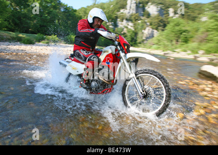 Off-Road-Motorradfahrer, ein Fluss im Süden von Frankreich, Frankreich Stockfoto