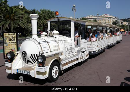Land-Zug auf der Promenade des Anglais, Nizza, Südfrankreich Stockfoto