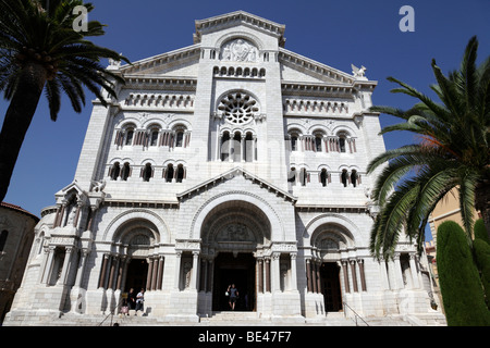 Fassade der Kathedrale von Monaco erbaut 1875 mit weißen Steinen von la Turbie Monaco Südfrankreich Stockfoto