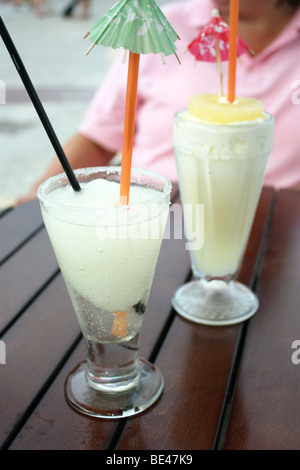 Ein paar Cocktails an einem sonnigen Nachmittag Stockfoto