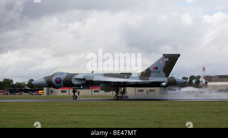 Avro Vulcan B2 XH558 Taking off aus der nassen Piste mit RAF Fairford in Gloucestershire, Großbritannien Stockfoto