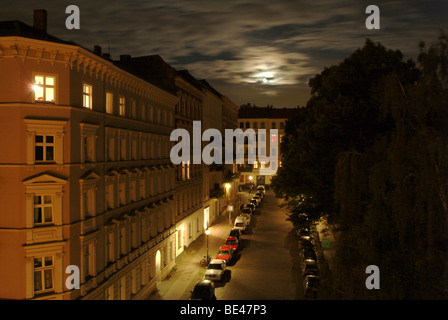 Chamissoplatz bei Nacht, in der Nähe Bergmannstraße, eine beliebte Straße in das beliebte Viertel Kreuzberg in Berlin. Stockfoto