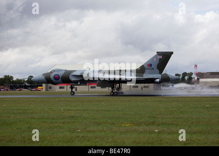 Avro Vulcan B2 XH558 Taking off aus der nassen Piste mit RAF Fairford in Gloucestershire, Großbritannien Stockfoto