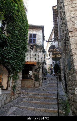 Blick entlang der schmalen Straße Rue Grande, einer der Hauptstraßen von St Paul de Vence Provence Alpes Maritimes Südfrankreich Stockfoto