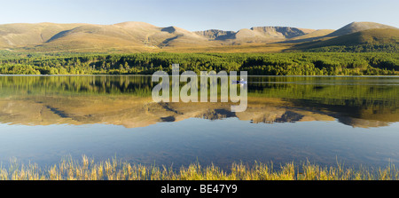 Kanufahren auf Loch Morlich in Glen More, mit Reflexionen der Cairngorms Stockfoto