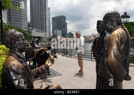 DIE Fluss-Kaufleute, Bronze-Skulptur von Aw t Hong, Flint Street, Fullerton Square, Singapur, Südostasien Stockfoto