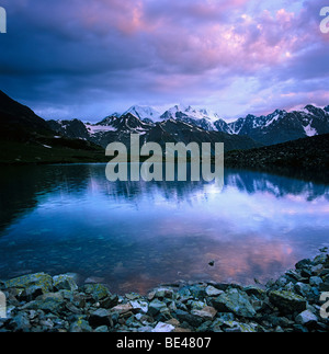 See von Gleichgewicht und Belukha Berg bei Sonnenaufgang. Das Altai-Gebirge, Ost-Kasachstan Stockfoto