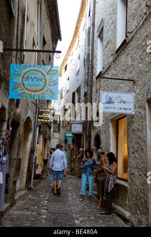 Blick entlang der schmalen Straße Rue Grande, einer der Hauptstraßen von St Paul de Vence Provence Alpes Maritimes Südfrankreich Stockfoto