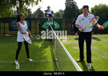 Alesha Dixon und Tim Henman bei der offiziellen Eröffnung am ersten Tag der Wimbledon Tennis-Meisterschaften 2009 Stockfoto