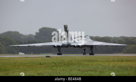 Avro Vulcan B2 XH558 Taking off aus der nassen Piste mit RAF Fairford in Gloucestershire, Großbritannien Stockfoto