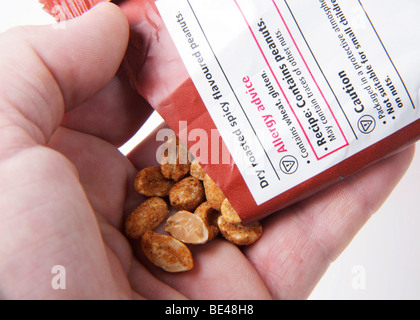 Allergie beraten Hinweis auf ein Päckchen trocken geröstete Erdnüsse Stockfoto