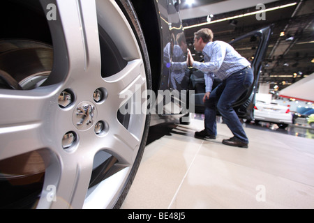 63. internationalen Automobil-Ausstellung (IAA): ein Besucher ist ein Auto des Herstellers Peugeot interessiert Stockfoto