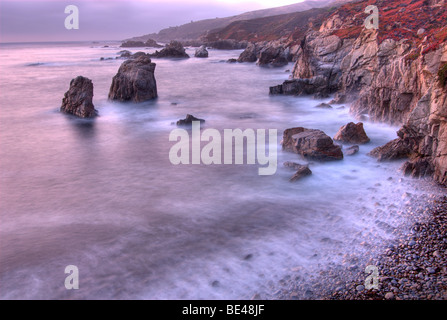 Blick auf die felsige Küste von Soberanes Point im Garrapata State Park. Stockfoto