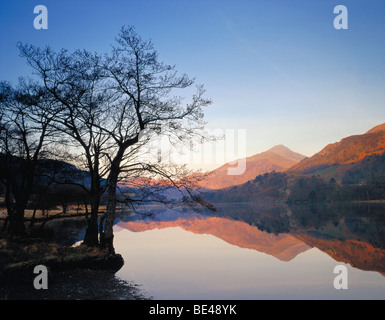 Llyn Gwynant Snowdonia Wales See bei Sonnenaufgang mit Bergen Stockfoto