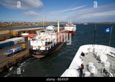 Die M/V Minerva nähert sich das Dock bei Port Stanley, Falkland-Inseln Stockfoto