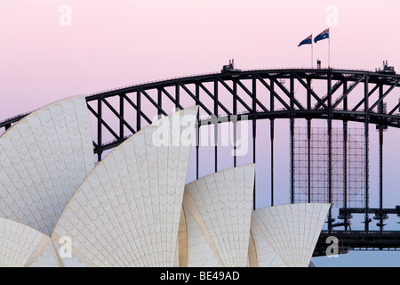 Kultige Bögen des Sydney Opera House und Harbour Bridge. Sydney, New South Wales, Australien Stockfoto