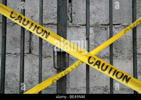 Gelbe Vorsicht Linien auf einem verlassenen Gebäude. Stockfoto