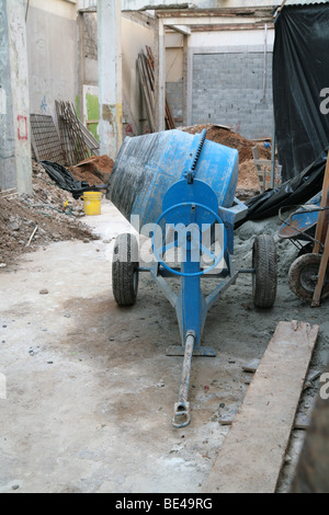 Blaue Betonmischer auf einer Baustelle. Stockfoto