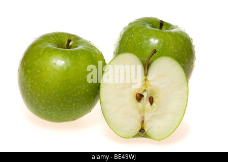 Grüne Äpfel (Granny Smith) ganze und geschnittene isoliert auf weiß Stockfoto