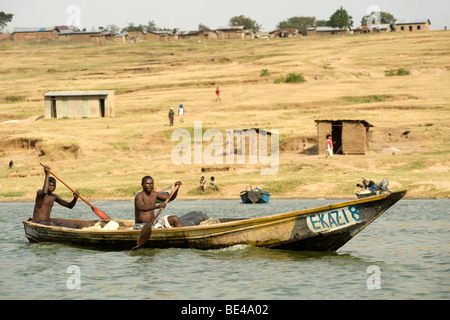 Ugander in Angelboote/Fischerboote auf der Hütte-Kanal führt, die zwischen Lake George und Lake Edward in Uganda. Stockfoto