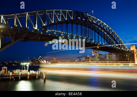 Lichtspuren von der Fähre im Hafen von Sydney mit der Harbour Bridge und Opera House.  Sydney, New South Wales, Australien Stockfoto