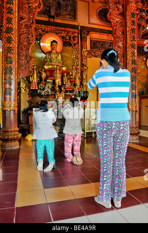 Frauen im Gebet in einem buddhistischen Tempel, Vietnam, Asien Stockfoto