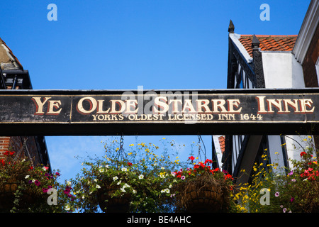 Ye Olde Starre Inne Schild über Stonegate York Yorkshire England Stockfoto