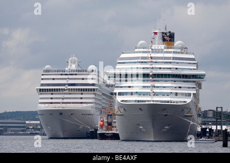 Kreuzfahrtschiffe, MSC Orchestra, links, und Costa Magica im Hafen von Kiel, Kiel, Schleswig-Hafen, Nord-Deutschland, Europa Stockfoto