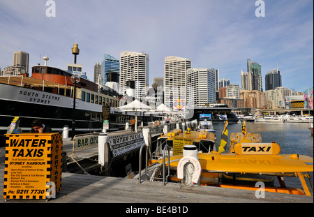 Wassertaxis in Darling Harbour vor Sydney Tower oder Centrepoint Tower und die Skyline von Central Business District, Stockfoto