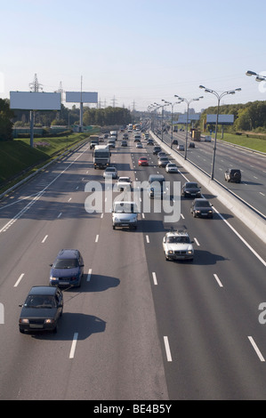 Moskauer Autobahn in den Tag - Verkehr Stockfoto