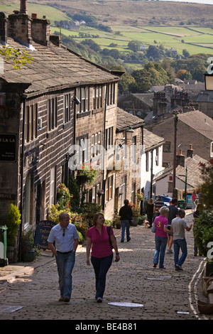 Großbritannien, England, Yorkshire, Haworth, Main Street, Besucher Sehenswürdigkeiten Stockfoto