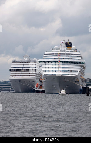 Kreuzfahrtschiffe, MSC Orchestra, links, und Costa Magica im Hafen von Kiel, Kiel, Schleswig-Hafen, Nord-Deutschland, Europa Stockfoto