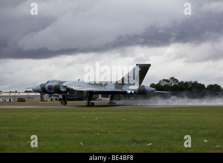 Avro Vulcan B2 XH558 Taking off aus der nassen Piste mit RAF Fairford in Gloucestershire, Großbritannien Stockfoto