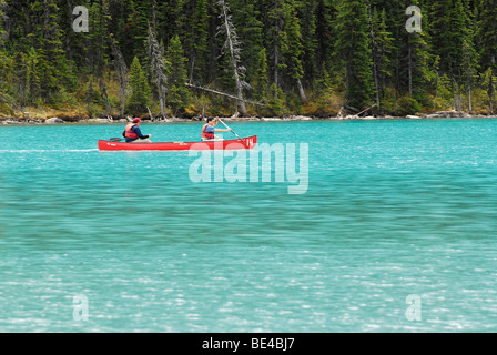 Kanufahren auf dem Lake Louise im Banff Nationalpark, Alberta, Canada Stockfoto