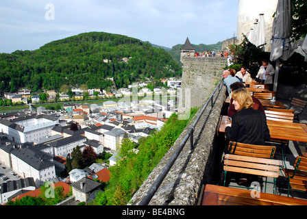 Blick von der Festung Hohensalzburg Festung auf das historische Zentrum in den Rücken der Kapuzinerberg Berg, Salzburg, Salzburg Stockfoto