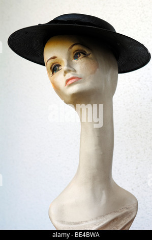 Leiter der weiblichen amerikanischen Mannequin um 1940 mit einem Hut Stockfoto