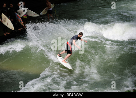 Surfer am Eisbach Bach, englische Garten in München, Upper Bavaria, Bayern, Deutschland, Europa Stockfoto