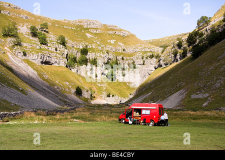 Wohnmobil, Campingplatz am Gordale Narbe, in der Nähe von Malham, Yorkshire Dales, England, UK Stockfoto