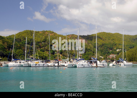 Segel-Yachten im Hafen von Baie Ste Anne, Insel Praslin, Seychellen, Afrika, Indischer Ozean Stockfoto