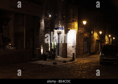 Einzelhaft Kopfsteinpflasterstraßen Stein von Nacht der alten Dinan, Frankreich Stockfoto