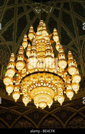 Riesige Kronleuchter in der zentralen Gebetsraum an der Sultan Qaboos Grand Mosque, Muscat, Sultanat Oman, Arabien, Nahost Stockfoto