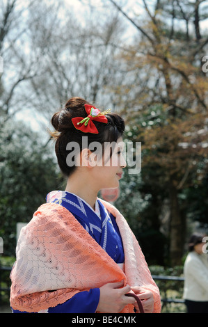 Junge Frau in einem Kimono in der alten Stadt, Kyoto, Japan, Asien Stockfoto