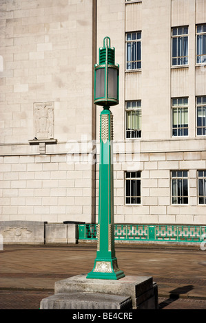 Art-Deco-Lampen außerhalb George dock Gebäude in Liverpool UK Stockfoto